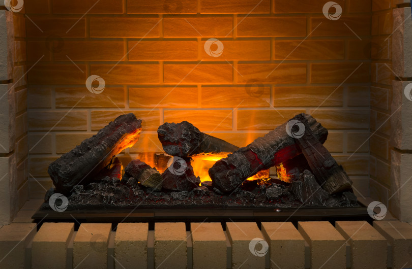 Скачать горящие дрова в кирпичном камине фотосток Ozero