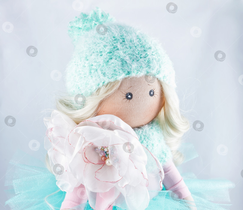 Скачать Текстильная кукла с натуральными светлыми волосами фотосток Ozero