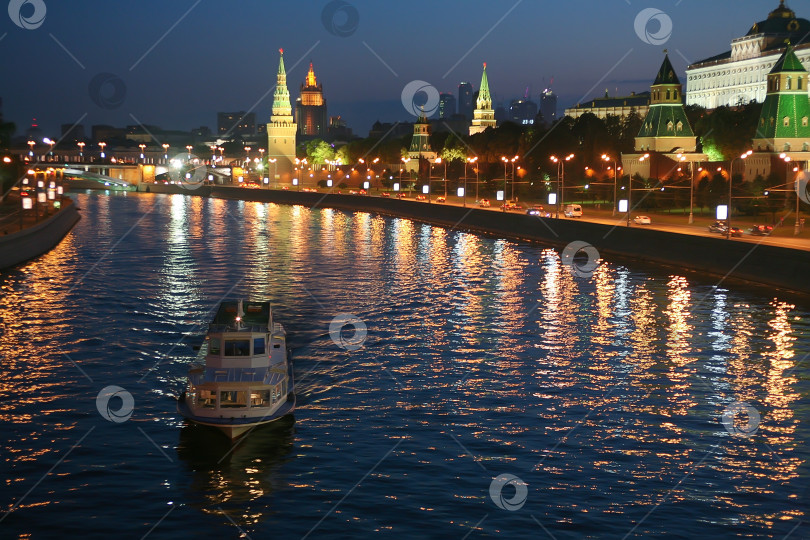 Скачать Кремль на другом берегу Москвы-реки фотосток Ozero