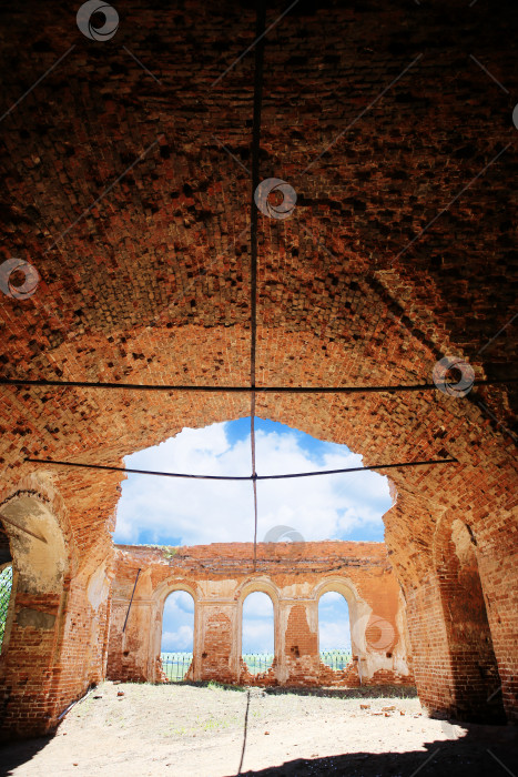 Скачать разрушенная христианская церковь фотосток Ozero