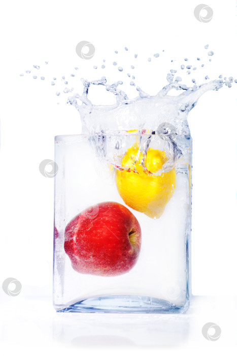 Скачать Яблоко и лимон в воде с брызгами фотосток Ozero