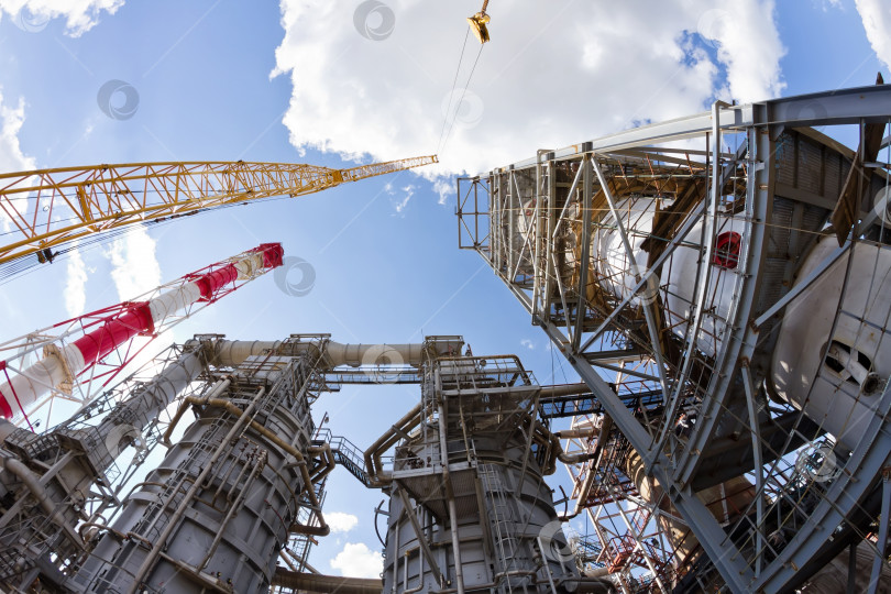 Скачать Сборка и монтаж большого вертикального реактора на нефтеперерабатывающем заводе фотосток Ozero