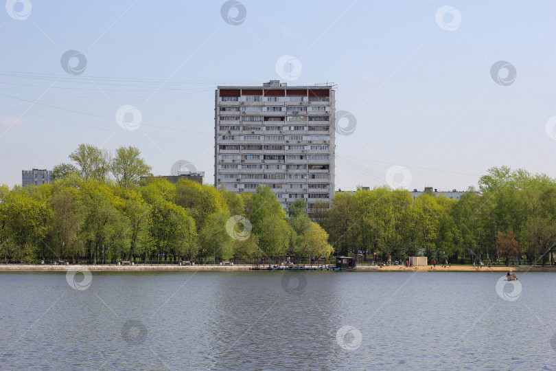 Скачать Вид на жилой многоэтажный дом и Большой Головинский пруд, город Москва фотосток Ozero