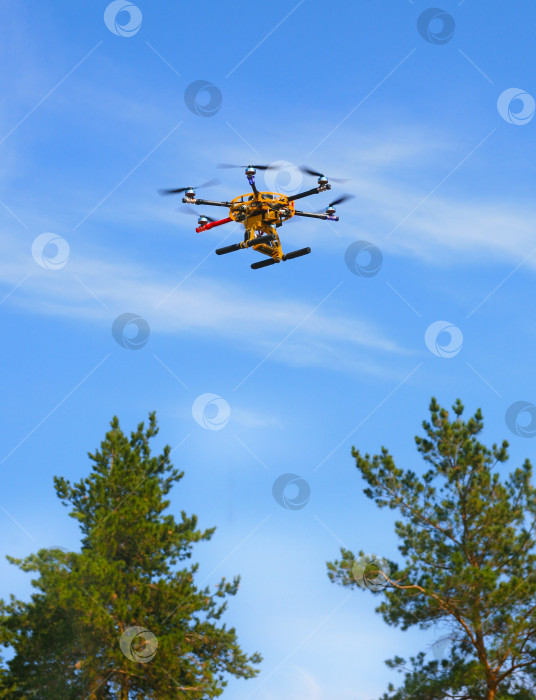 Скачать вертолет, летящий в небе фотосток Ozero