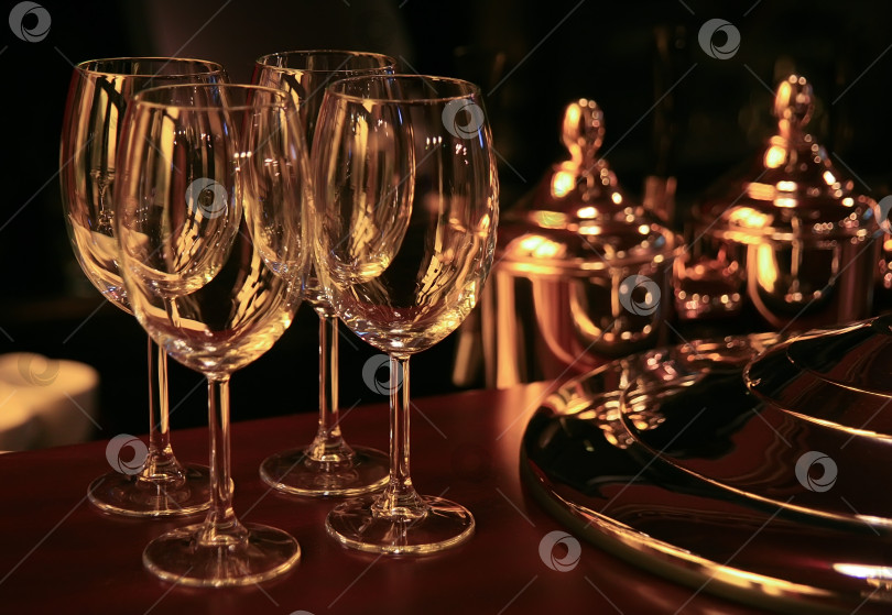 Скачать бокалы для вина на барной стойке фотосток Ozero