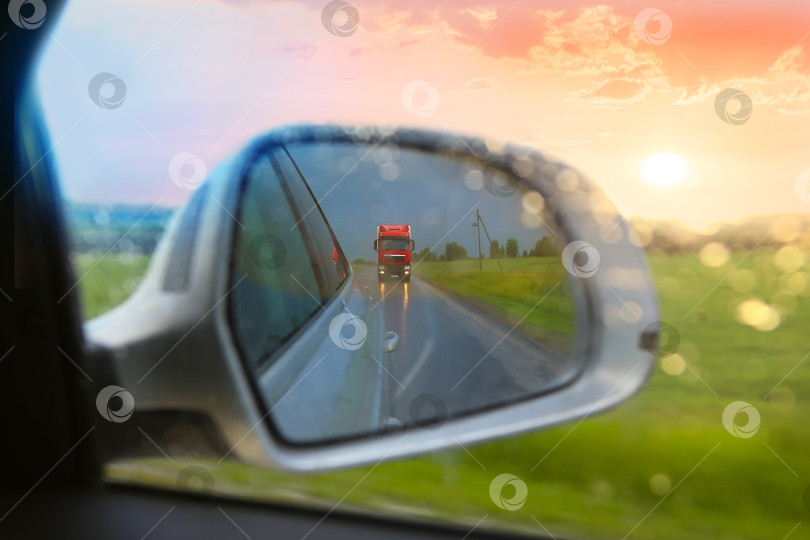 Скачать отражение грузовика в зеркале автомобиля фотосток Ozero