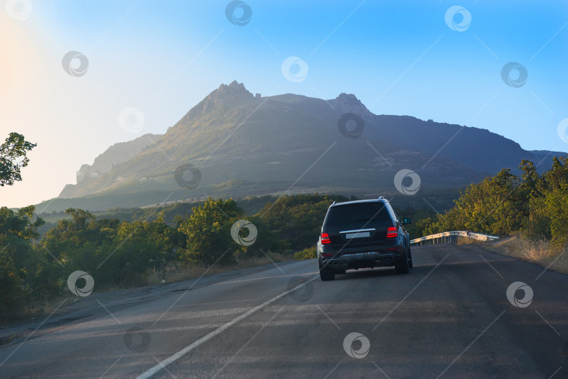 Скачать Внедорожник на дороге в горах фотосток Ozero