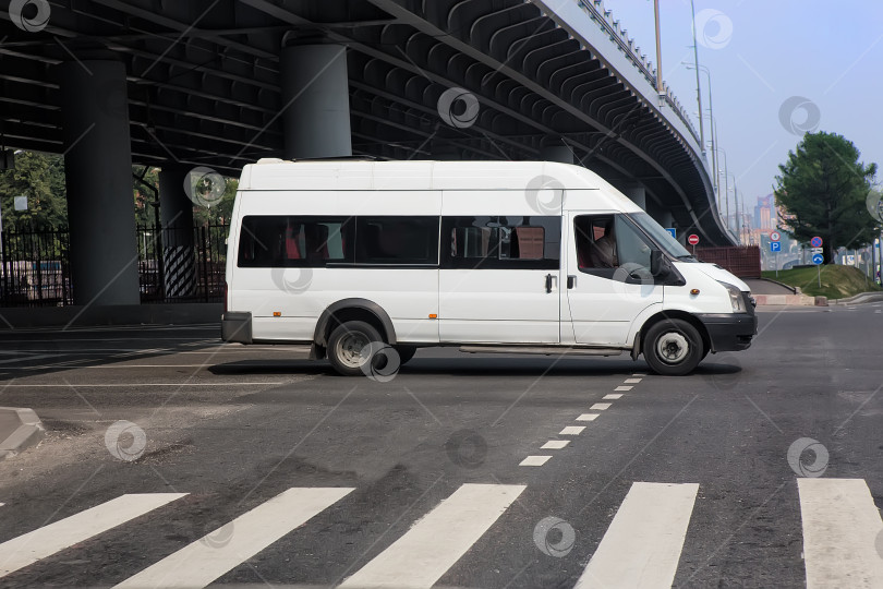 Скачать микроавтобус едет по городской улице фотосток Ozero