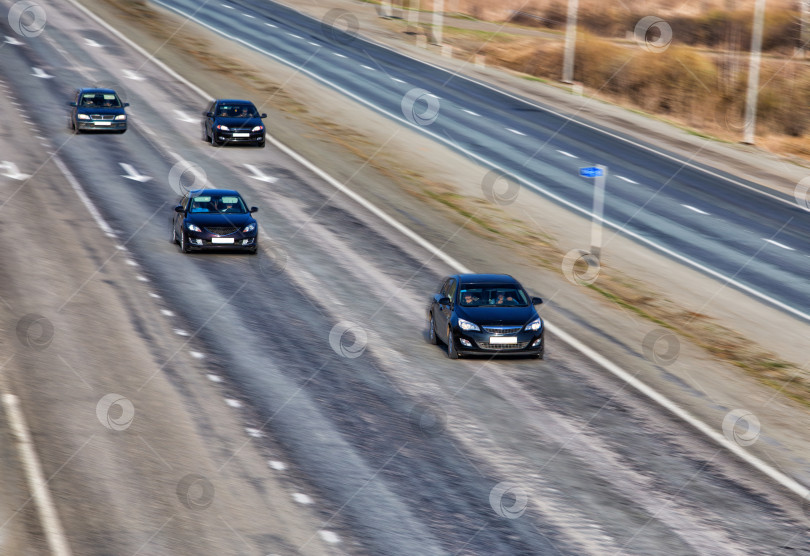 Скачать машины едут по шоссе в сельской местности фотосток Ozero