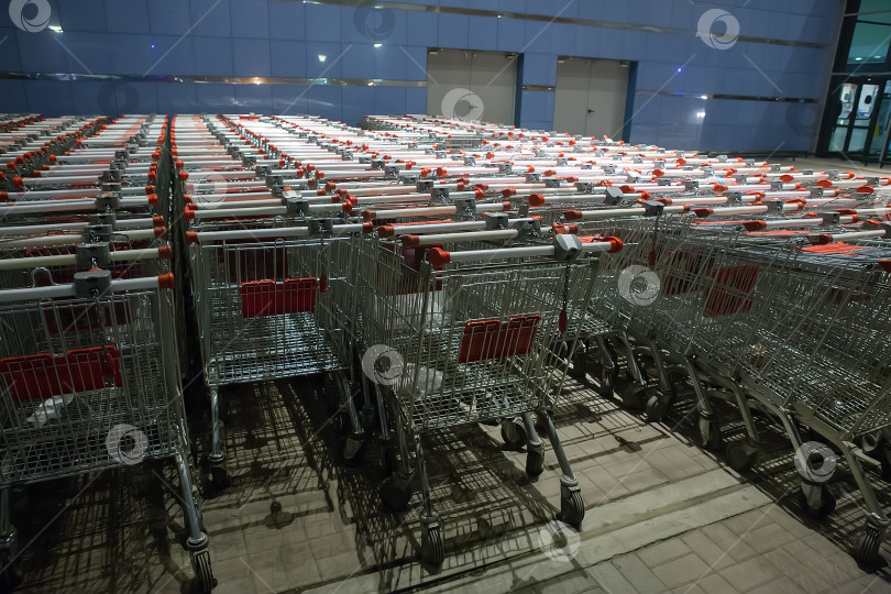 Скачать Тележки для покупок в супермаркетах фотосток Ozero