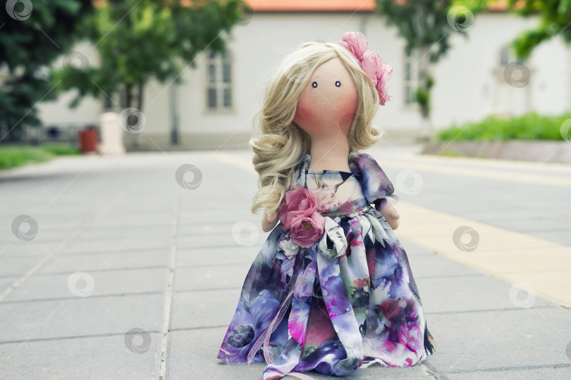 Скачать Кукла ручной работы с натуральными волосами в длинном лоскутном платье фотосток Ozero
