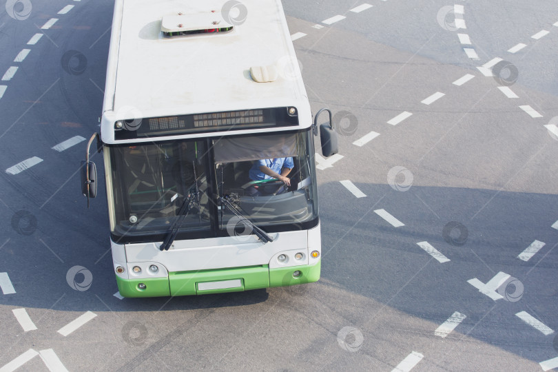Скачать городской автобус едет по улице фотосток Ozero