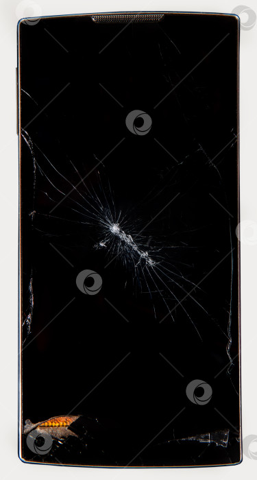 Скачать Смартфон с разбитым дисплеем на белом фоне фотосток Ozero