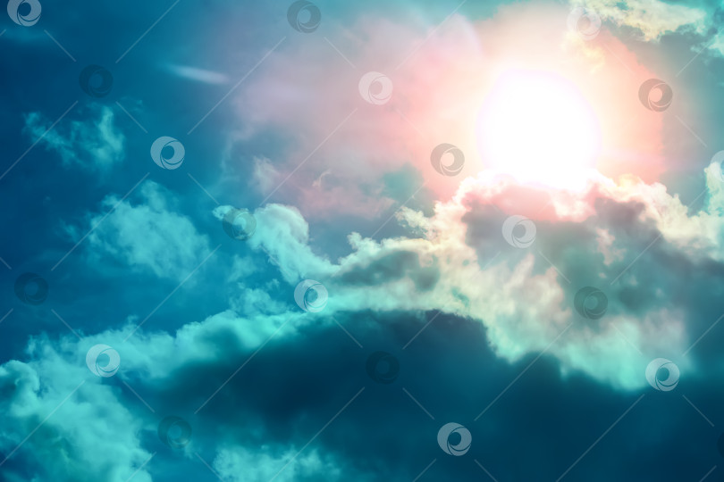 Скачать Небо с солнцем и облаками фотосток Ozero