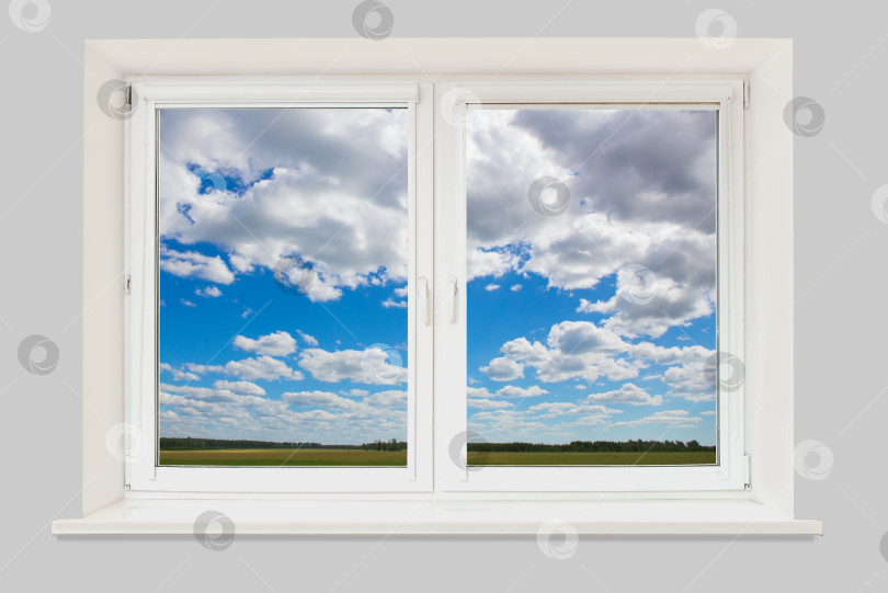 Скачать пейзаж из окна с облачным небом и полем фотосток Ozero