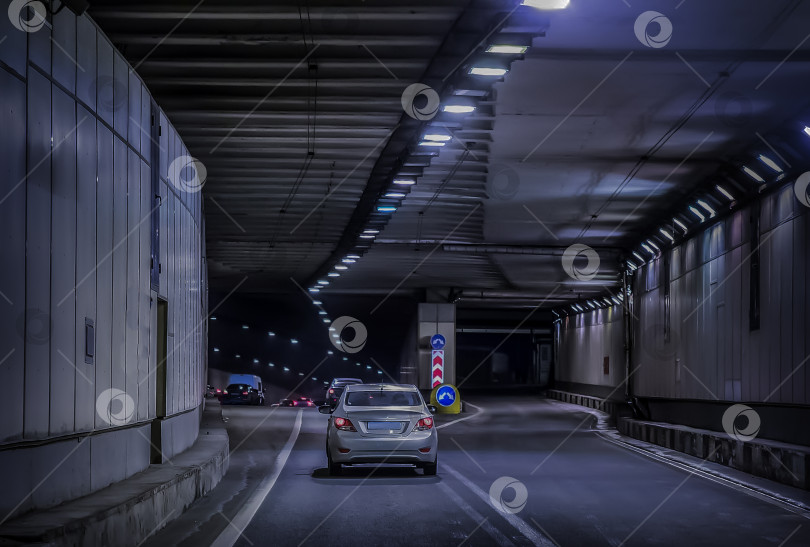 Скачать автомобили выезжают из туннеля фотосток Ozero