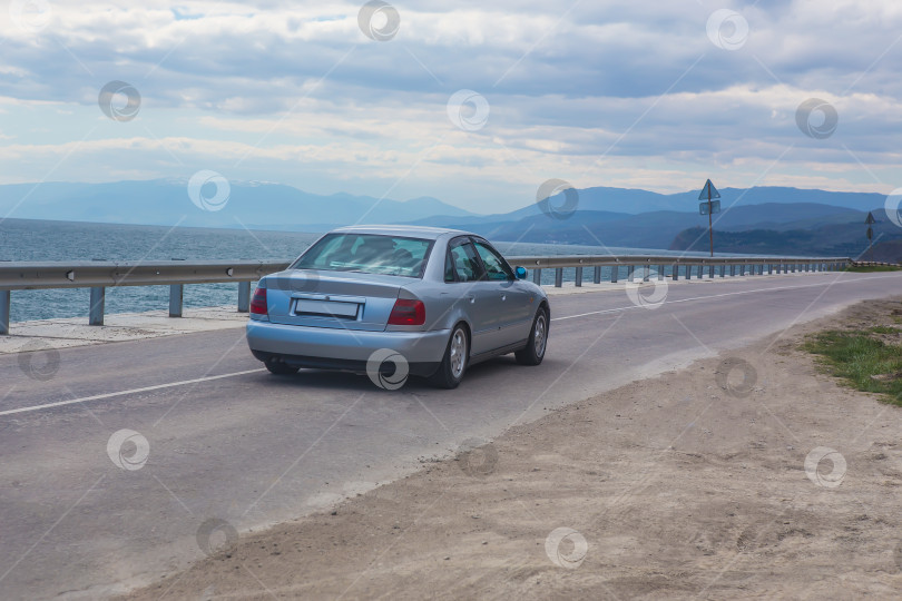 Скачать Автомобиль движется по шоссе вдоль моря фотосток Ozero