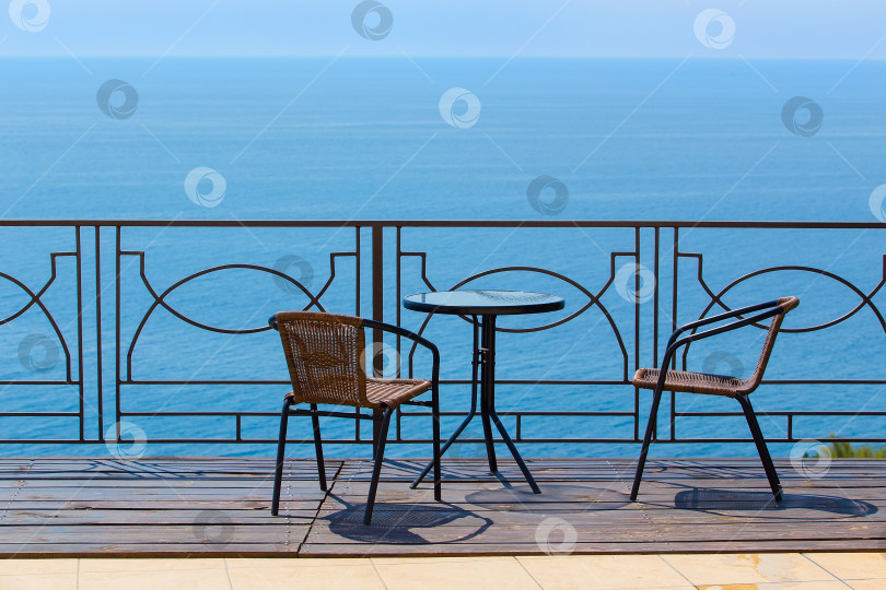 Скачать стулья и стол на терассе у моря фотосток Ozero
