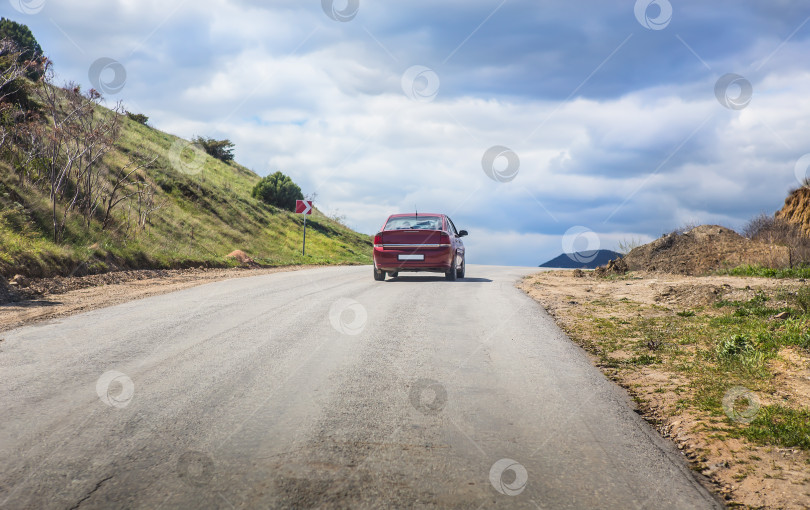 Скачать автомобиль движется по горной дороге фотосток Ozero