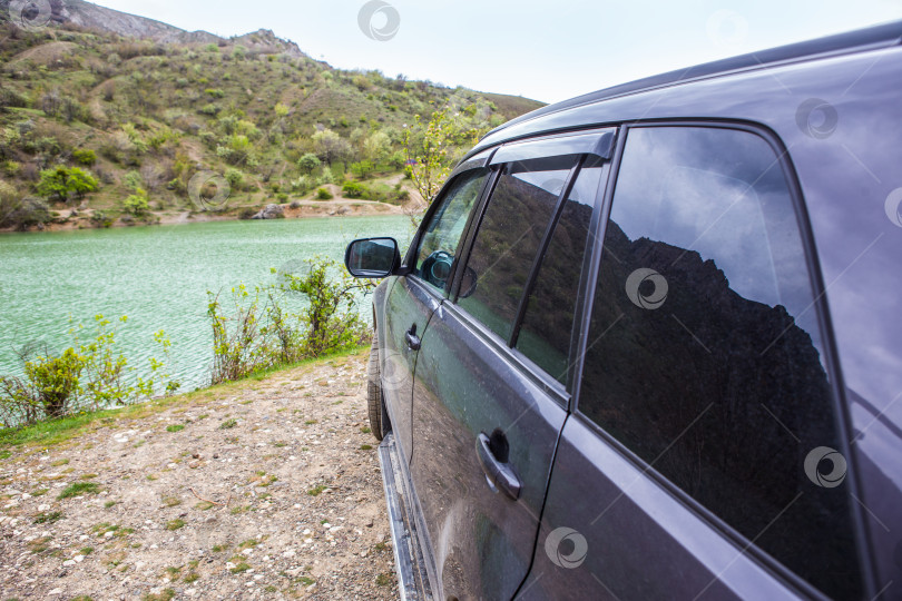 Скачать Автомобиль на берегу озера фотосток Ozero