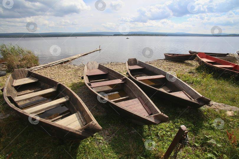 Скачать Лодки на берегу озера. фотосток Ozero