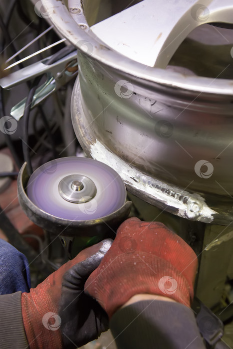 Скачать шлифовка сварного шва на алюминиевом колесном станке фотосток Ozero