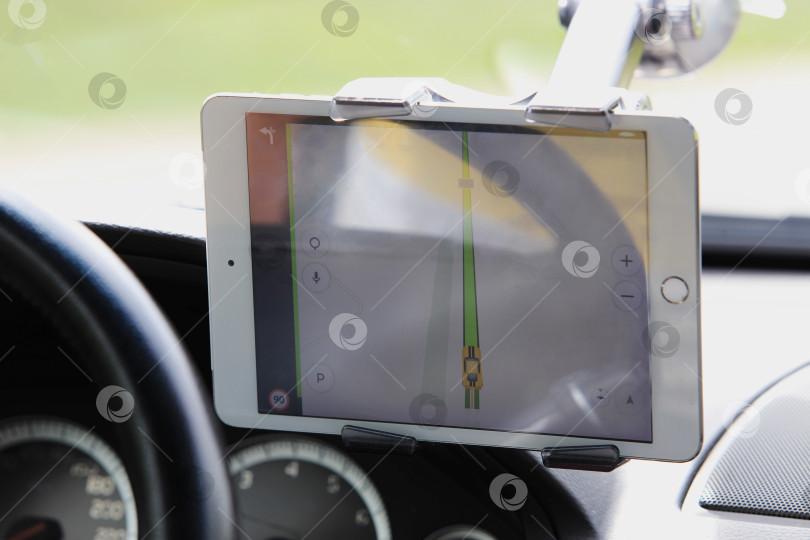Скачать планшет с навигатором на панели в салоне автомобиля фотосток Ozero
