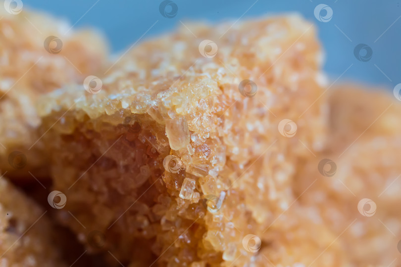 Скачать Кусочки коричневого прессованного сахара-рафинада. фотосток Ozero