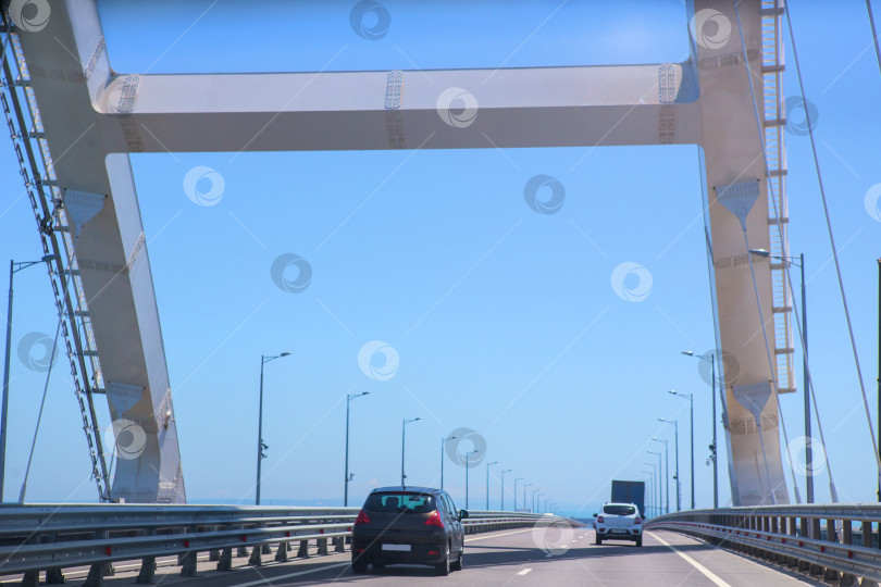 Скачать Движение транспорта по Крымскому мосту фотосток Ozero