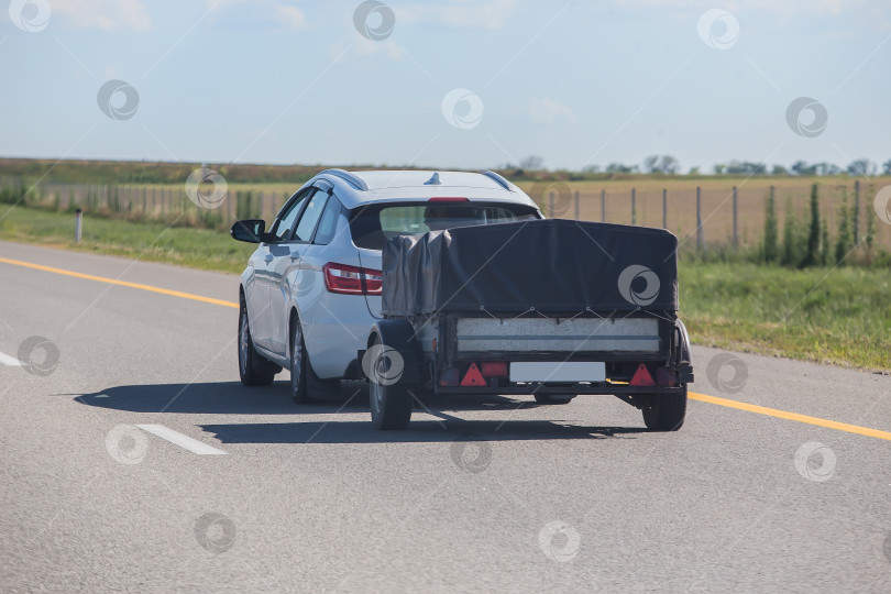 Скачать Автомобиль с прицепом движется по проселочной дороге фотосток Ozero