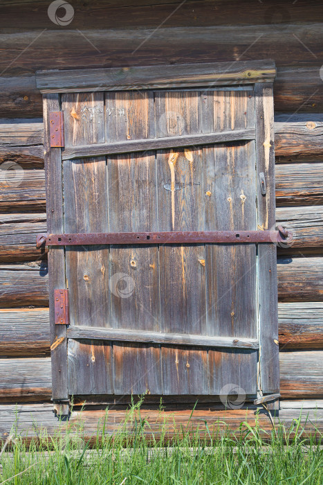 Скачать старая деревянная дверь в бревенчатой стене фотосток Ozero