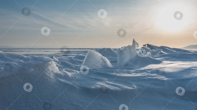 Скачать Причудливые сугробы и льдины на замерзшем озере. фотосток Ozero