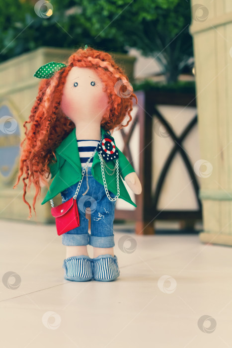 Скачать кукла ручной работы с вьющимися рыжими волосами фотосток Ozero