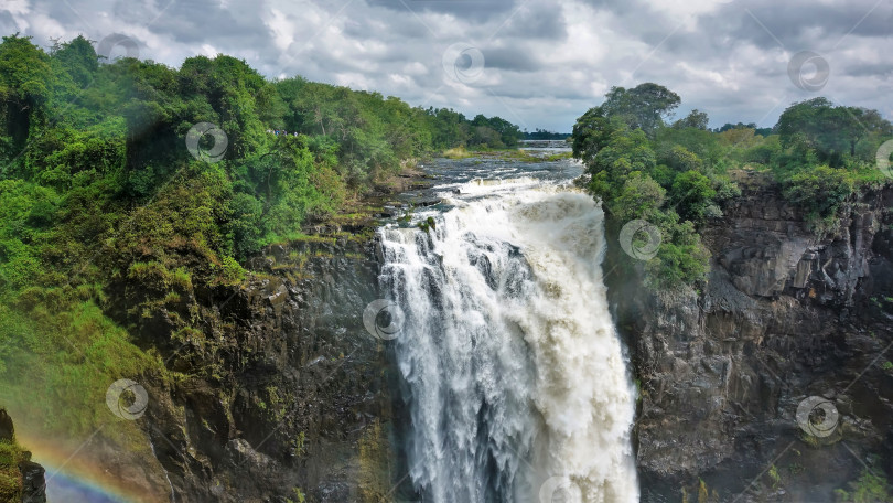 Скачать Река Замбези течет по плато и обрушивается мощным потоком водопада Виктория фотосток Ozero