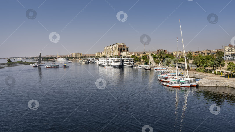 Скачать Лодки и фелюги плывут по гладкой голубой воде Нила. фотосток Ozero