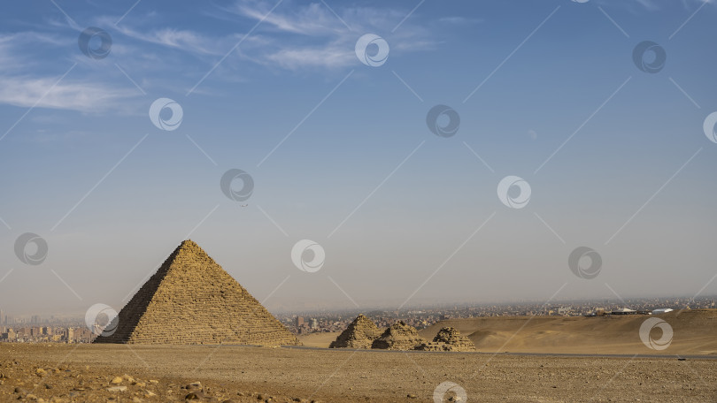 Скачать Древняя великая пирамида Менкауре и три пирамиды цариц фотосток Ozero