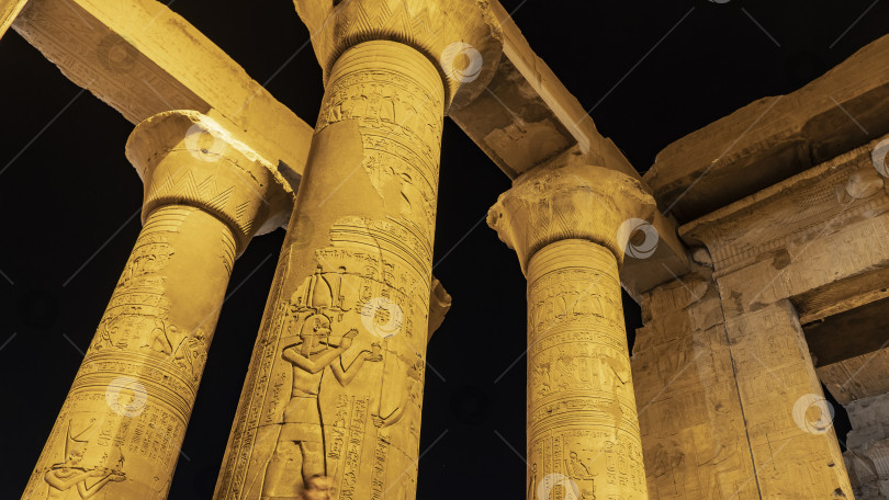 Скачать Колоннада в древнем храме Ком Омбо. фотосток Ozero