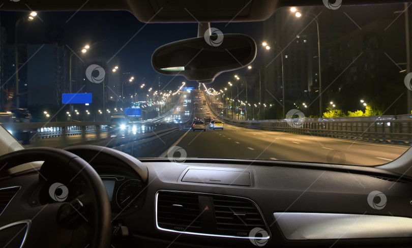 Скачать вид из движущегося автомобиля на ночное движение в городе фотосток Ozero