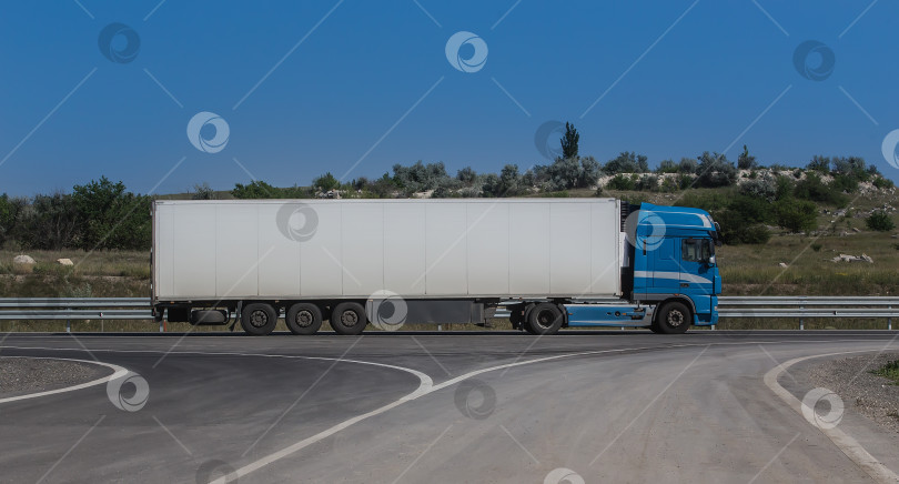 Скачать грузовик движется по дороге фотосток Ozero