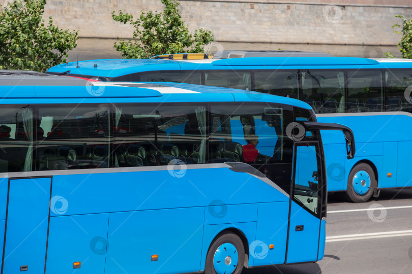 Скачать Туристические автобусы движутся в противоположном направлении фотосток Ozero