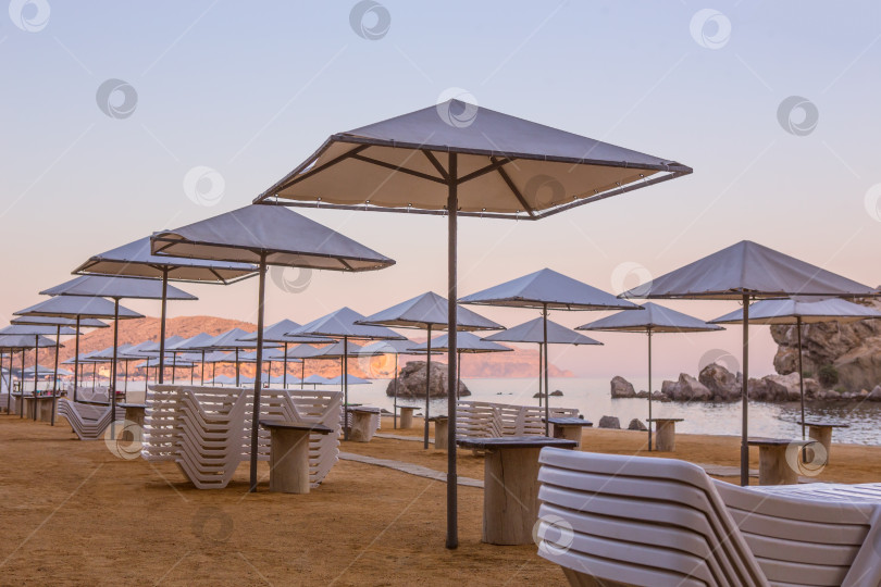 Скачать пляж с зонтиками и пластиковыми шезлонгами. фотосток Ozero