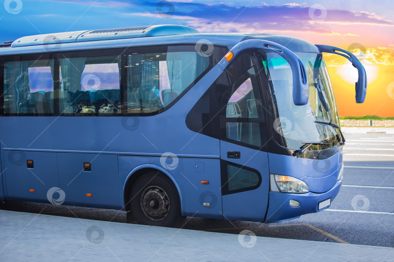 Скачать Туристический автобус останавливается на закате в облачном небе. фотосток Ozero