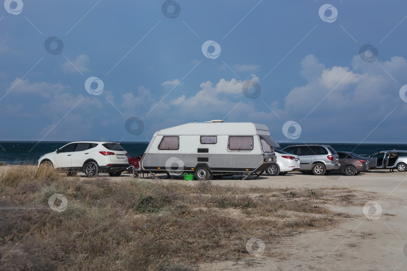 Скачать Автомобильный кемпинг на берегу моря фотосток Ozero