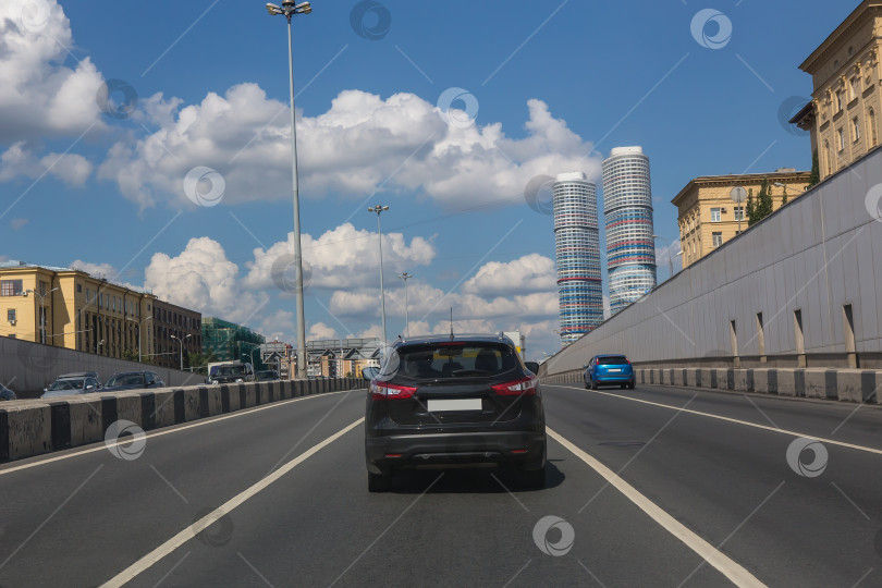 Скачать Автомобильное движение на многополосной улице в городе фотосток Ozero