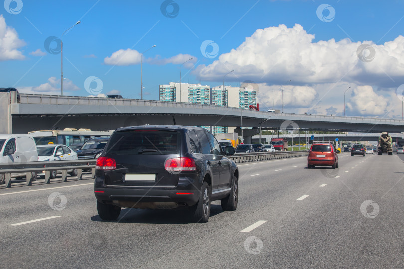 Скачать Автомобильное движение в городе по многополосному шоссе фотосток Ozero
