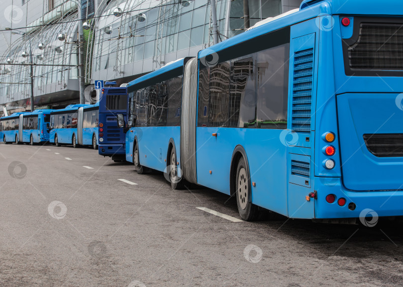 Скачать Автобусы, припаркованные в очереди на автовокзале фотосток Ozero