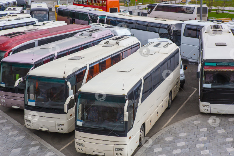Скачать Туристические автобусы на стоянке фотосток Ozero