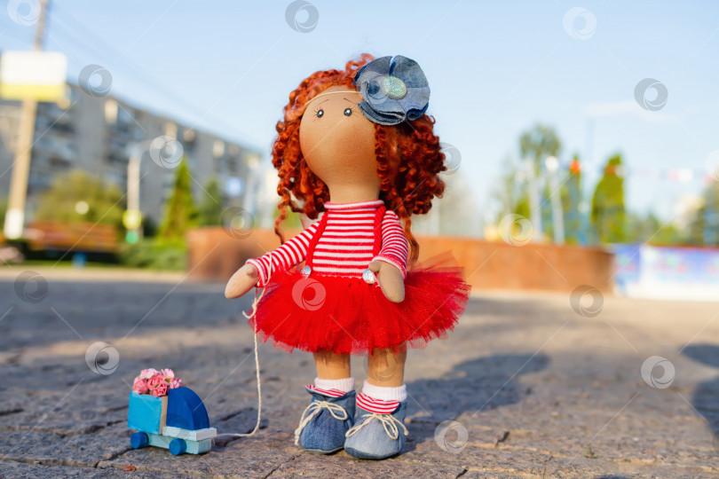 Скачать Рыжеволосая кукла ручной работы с игрушечной машинкой фотосток Ozero