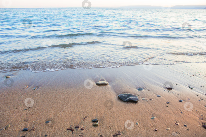 Скачать Морской прибой на песчаном берегу с галькой. фотосток Ozero