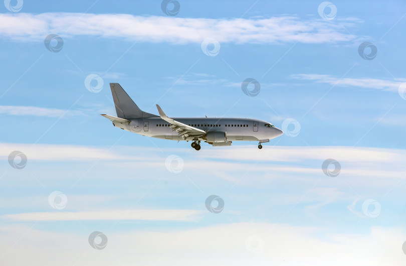 Скачать пассажирский самолет в небе фотосток Ozero